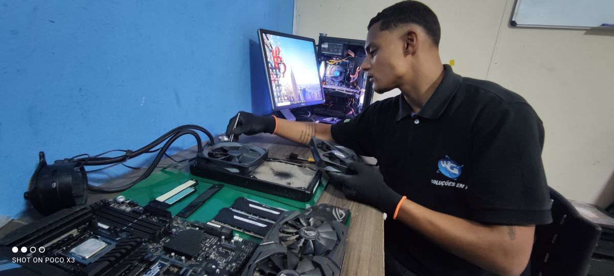 Equipe da WG Informática em um momento de colaboração